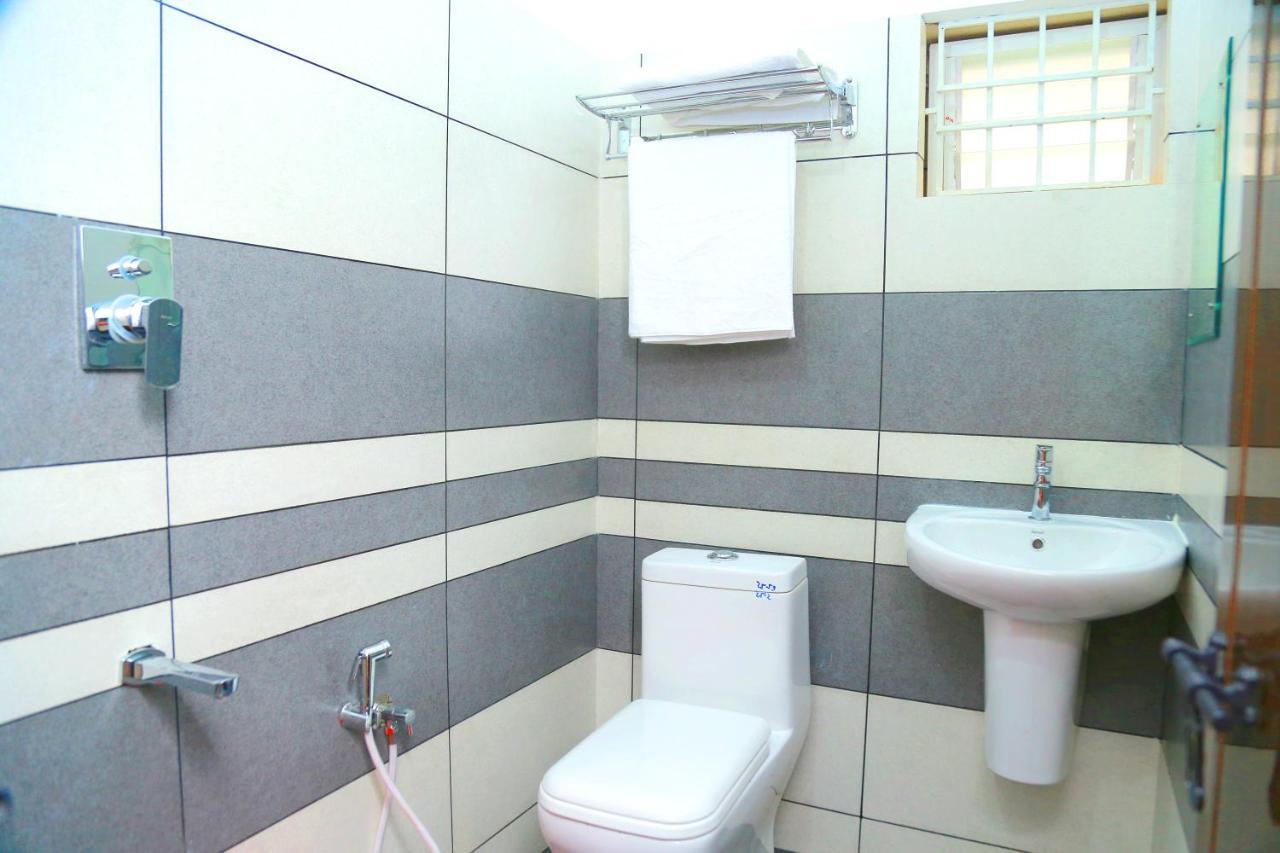 Metro Residency Hotel Kochi Екстериор снимка